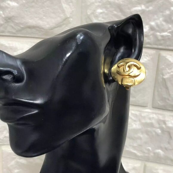 CHANEL CC Logos Round Vintage Clip-On Earrings Gold Tone 98P Auth - Picture 4 of 14